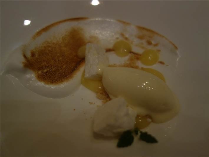 pre-dessert of meringue with lemon curd